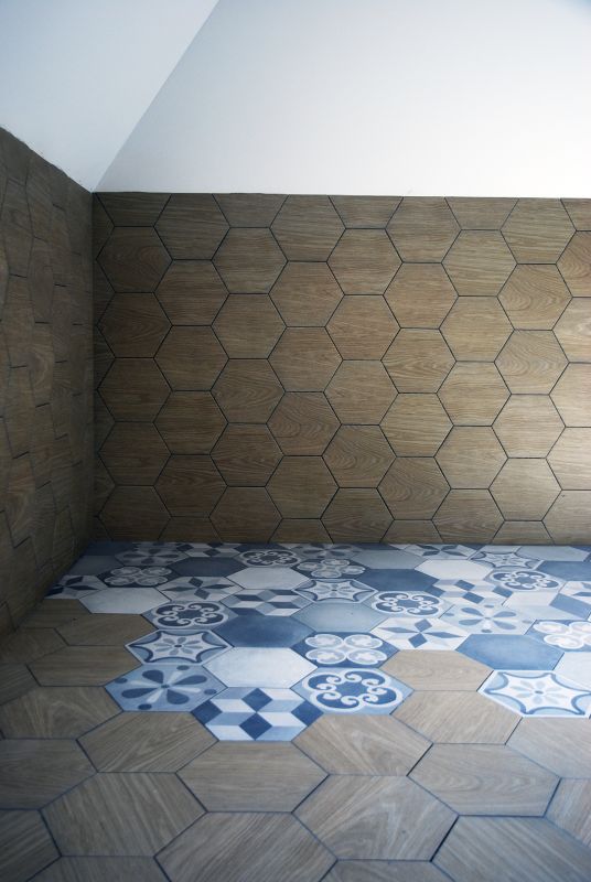 Шестиугольная плитка на полу и стене